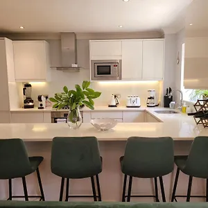 Three Bedroom By Beautiful Park London